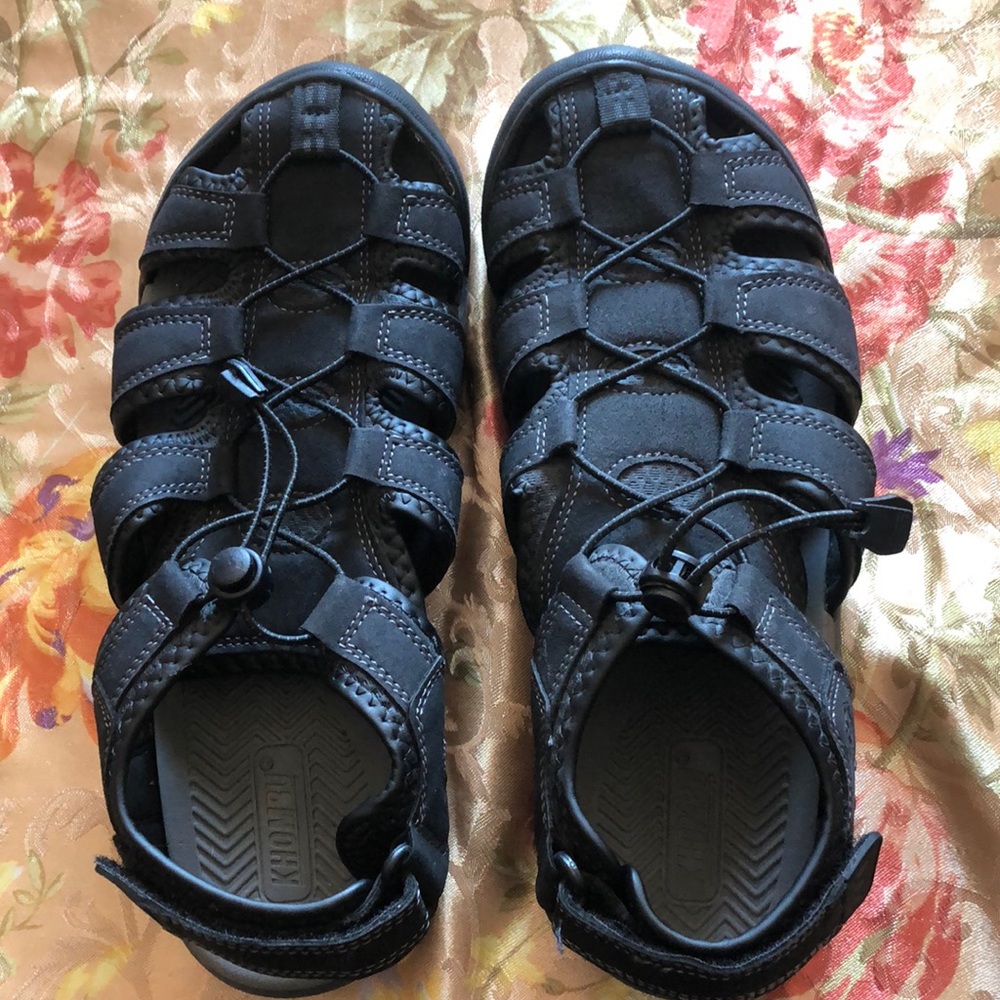 Men’s size 10 Khombu black shoes